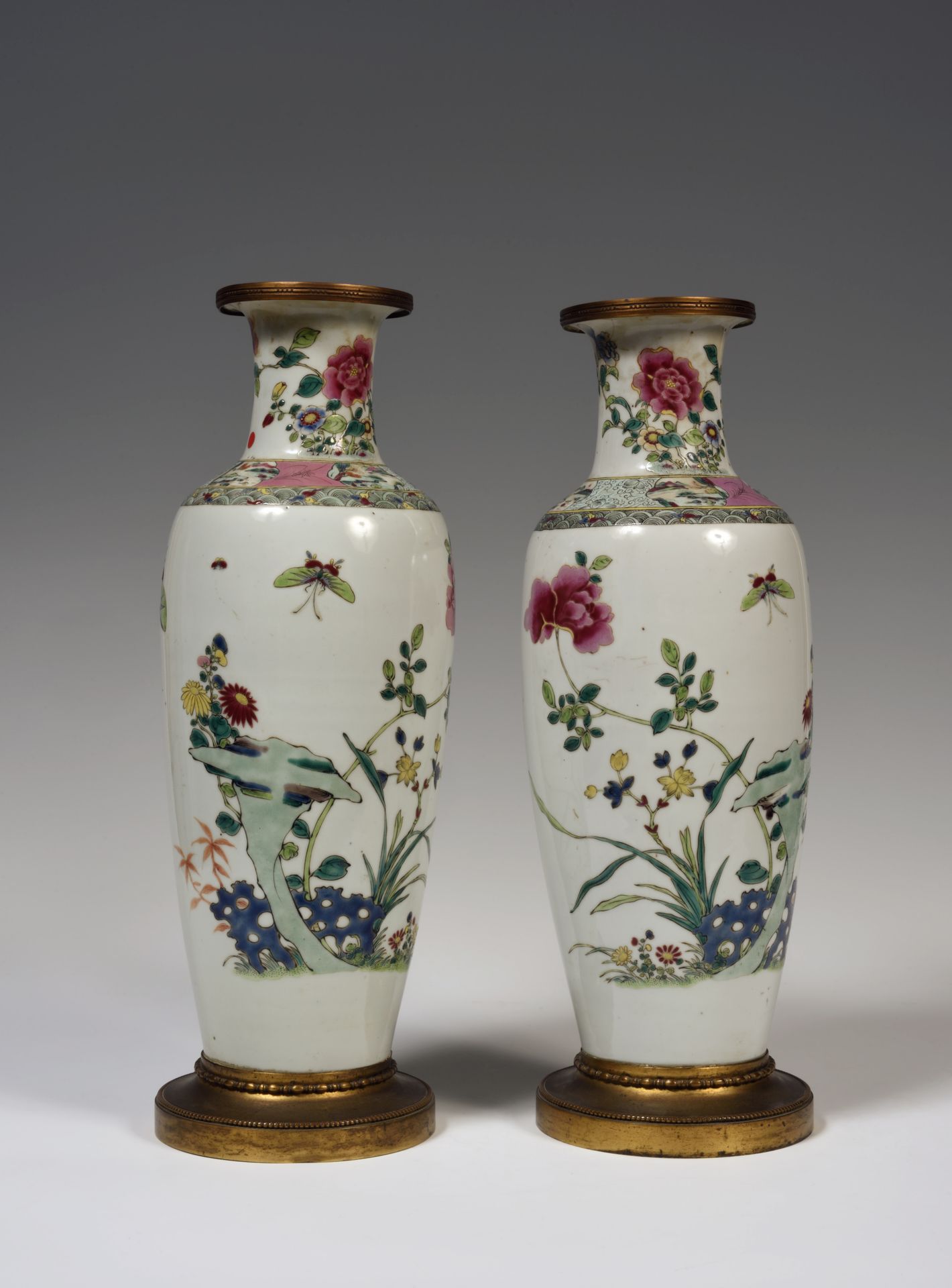 Null Chine
Paire de vase de forme balustre en porcelaine à décor polychrome des &hellip;