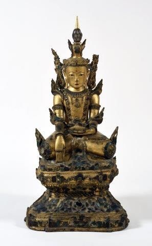 Null Important bouddha en laque doré et incrustations de verroteries
Bouddha pos&hellip;