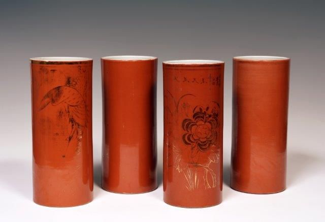 Null Chine
Quatre vases cylindriques en porcelaine à fond corail à décor en or d&hellip;