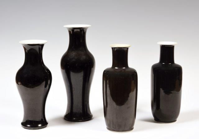 Null Quatre vases balustres émaillés noir