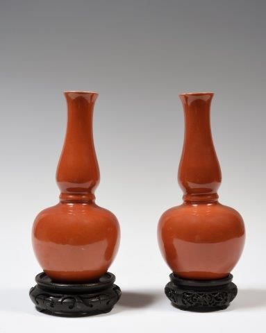 Null Chine
Paire de vases balustre à double renflement en porcelaine à fond cora&hellip;