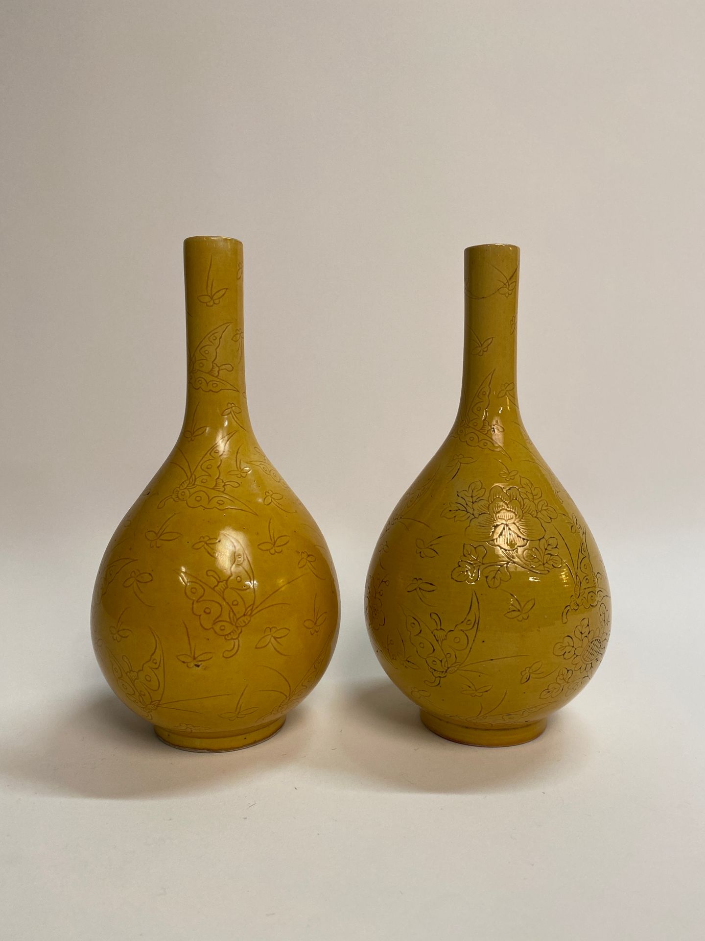 Null Chine
Paire de vases bouteilles en porcelaine émaillée jaune, à décor incis&hellip;