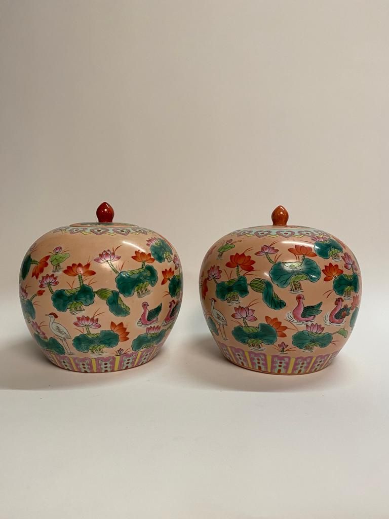 Null Chine 
Paire de pots à gingembre couverts en porcelaine à décor polychrome &hellip;