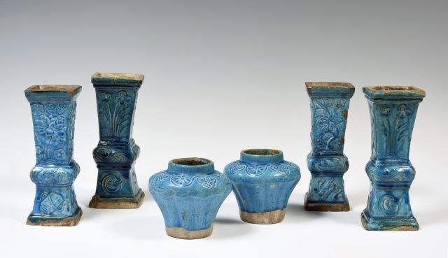Null Chine
Réunion de deux paires de vases à section carrée et deux petites jarr&hellip;