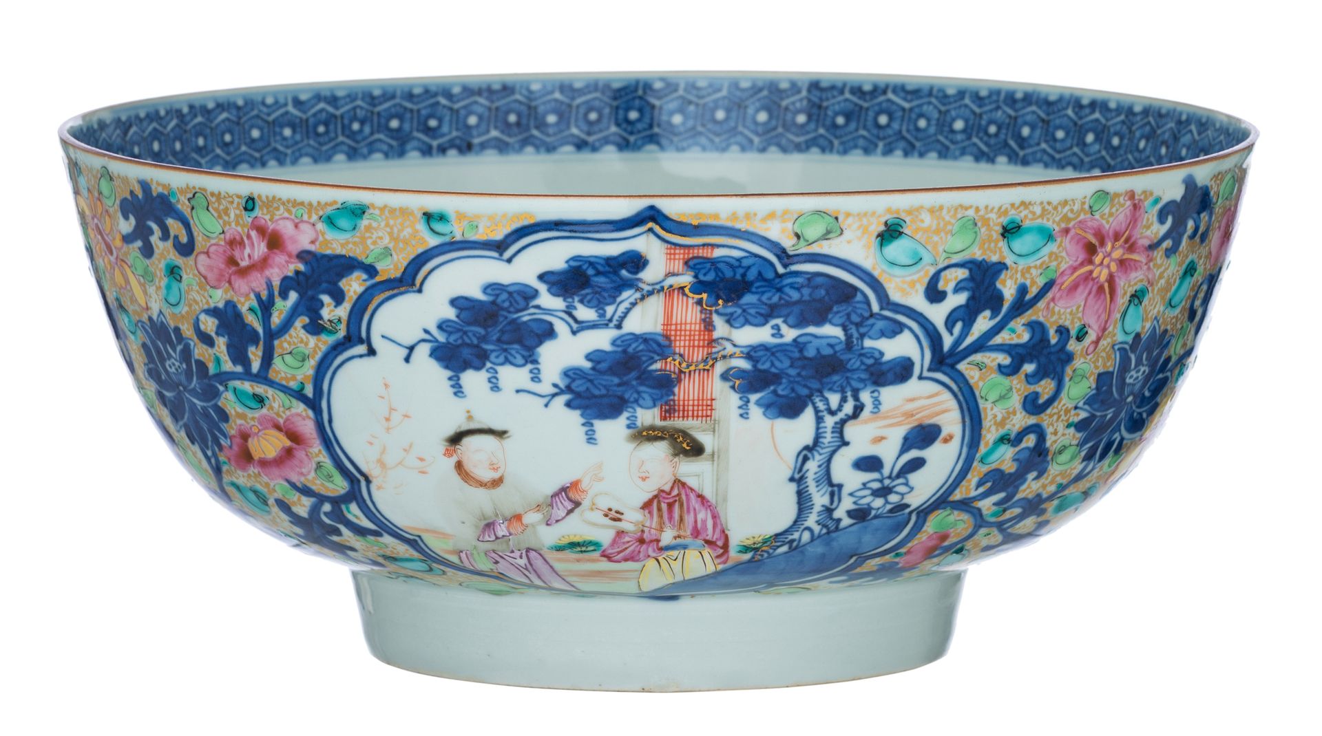 A Chinese famille rose export porcelain bowl, H 12 - ø 27,5 cm 
A Chinese famill&hellip;