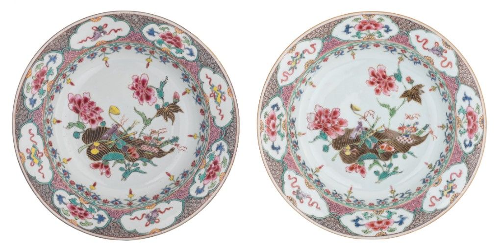 A pair of Chinese famille rose 'Feuille de Tabac' deep plates, Qianlong, ø 23 cm&hellip;