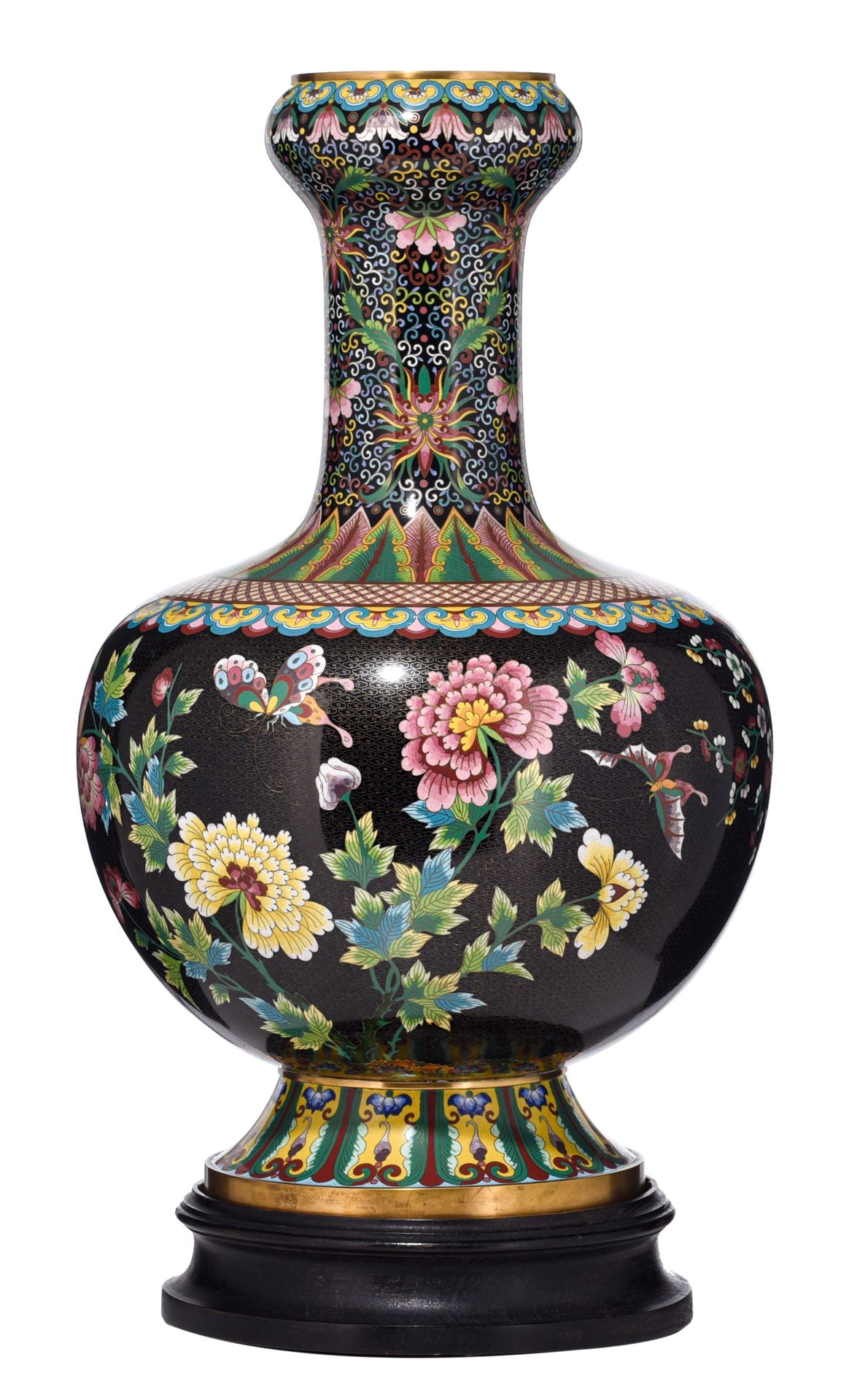 A Chinese cloisonne enamelled bronze vase, 20thC, H 62,5 cm Un jarrón chino de b&hellip;
