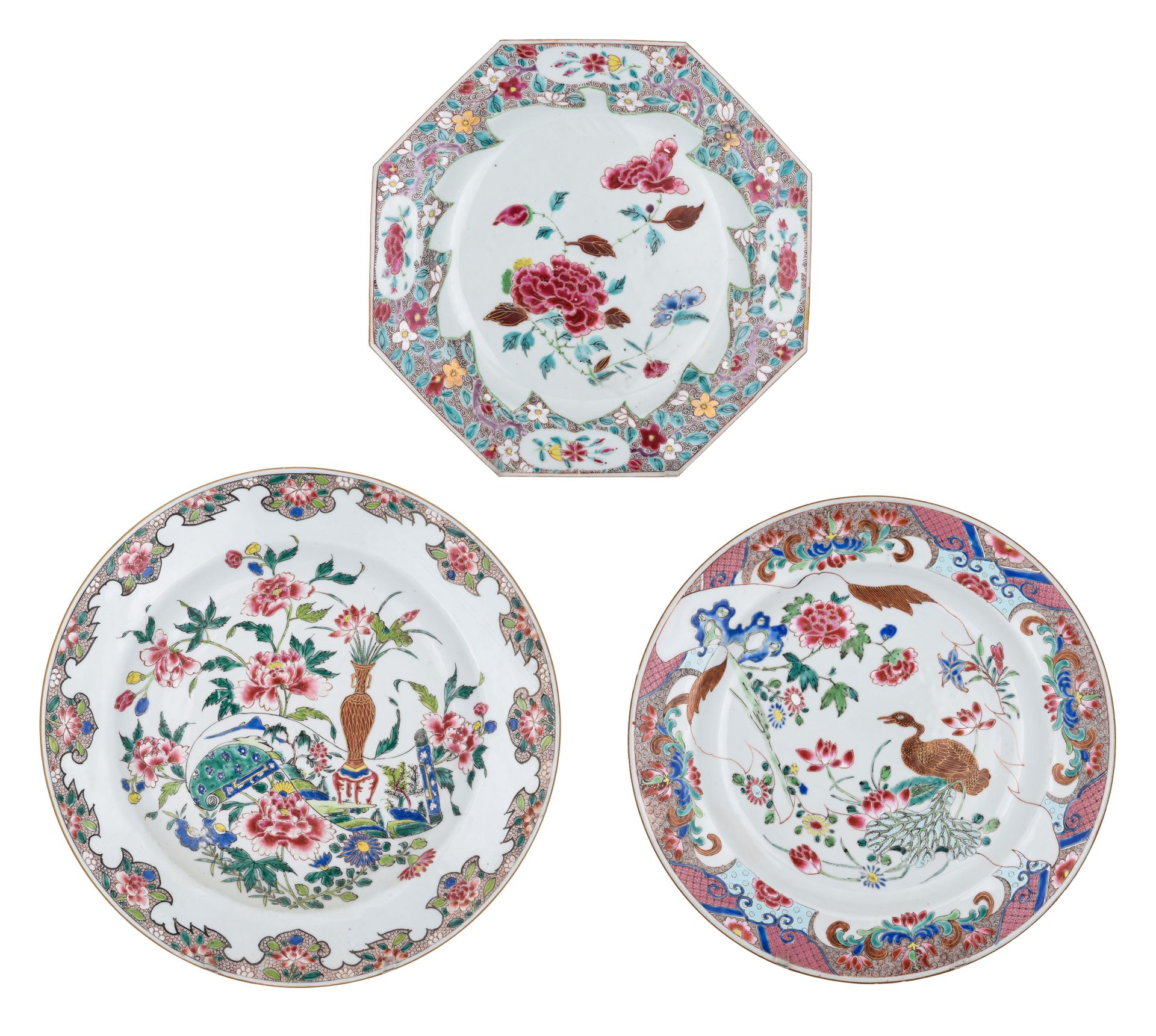 Three Chinese famille rose export porcelain plates, 18thC, dia. 29 - 35 cm Tre p&hellip;