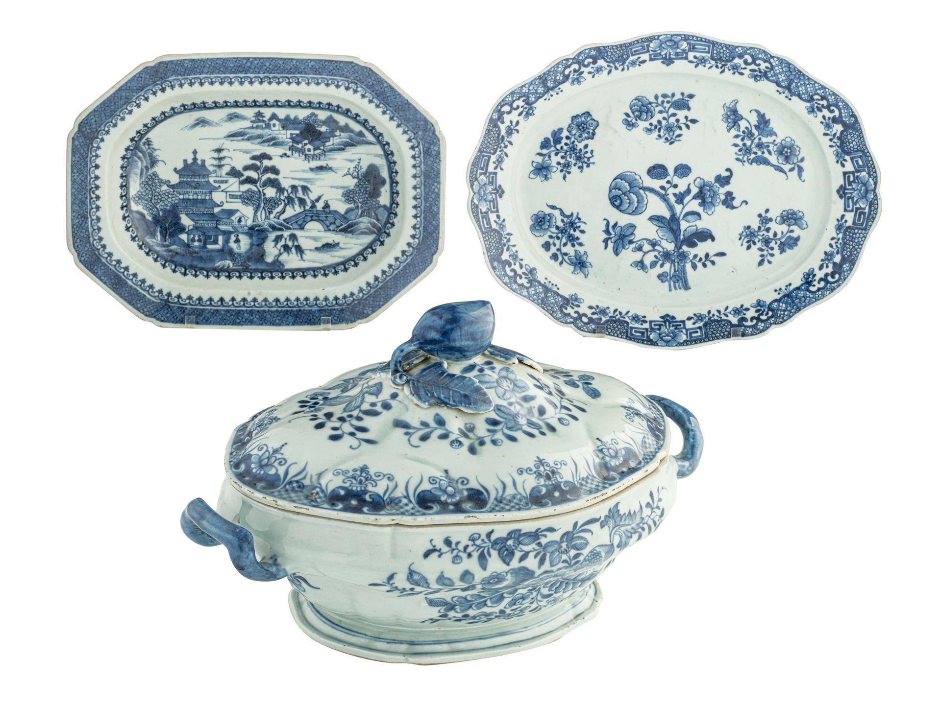 A Chinese blue and white export tureen and a matching plate, Qianlong period, H &hellip;