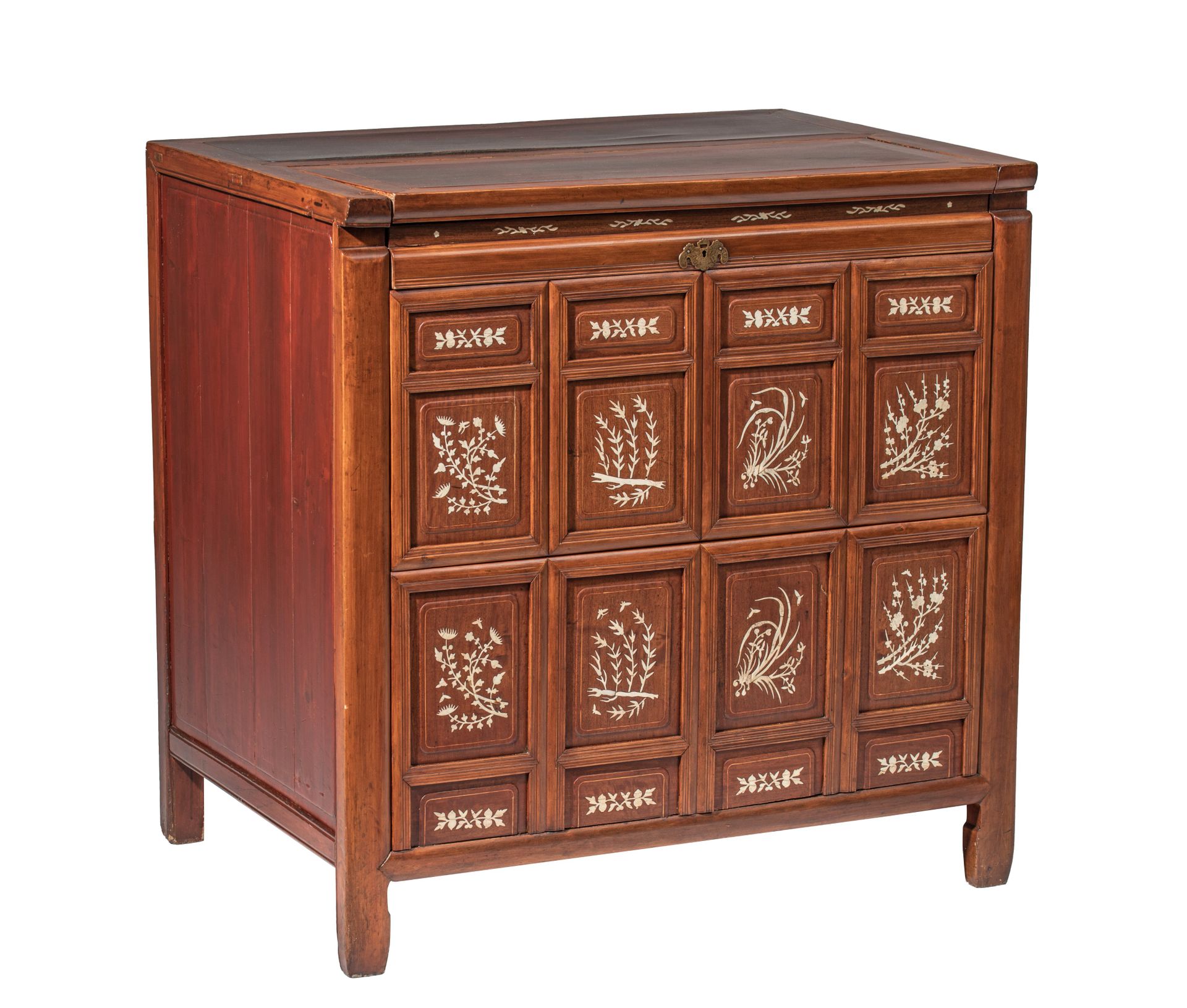 A Chinese assembled hardwood chest, 95 x 67 - H 95 cm Coffre chinois en bois dur&hellip;