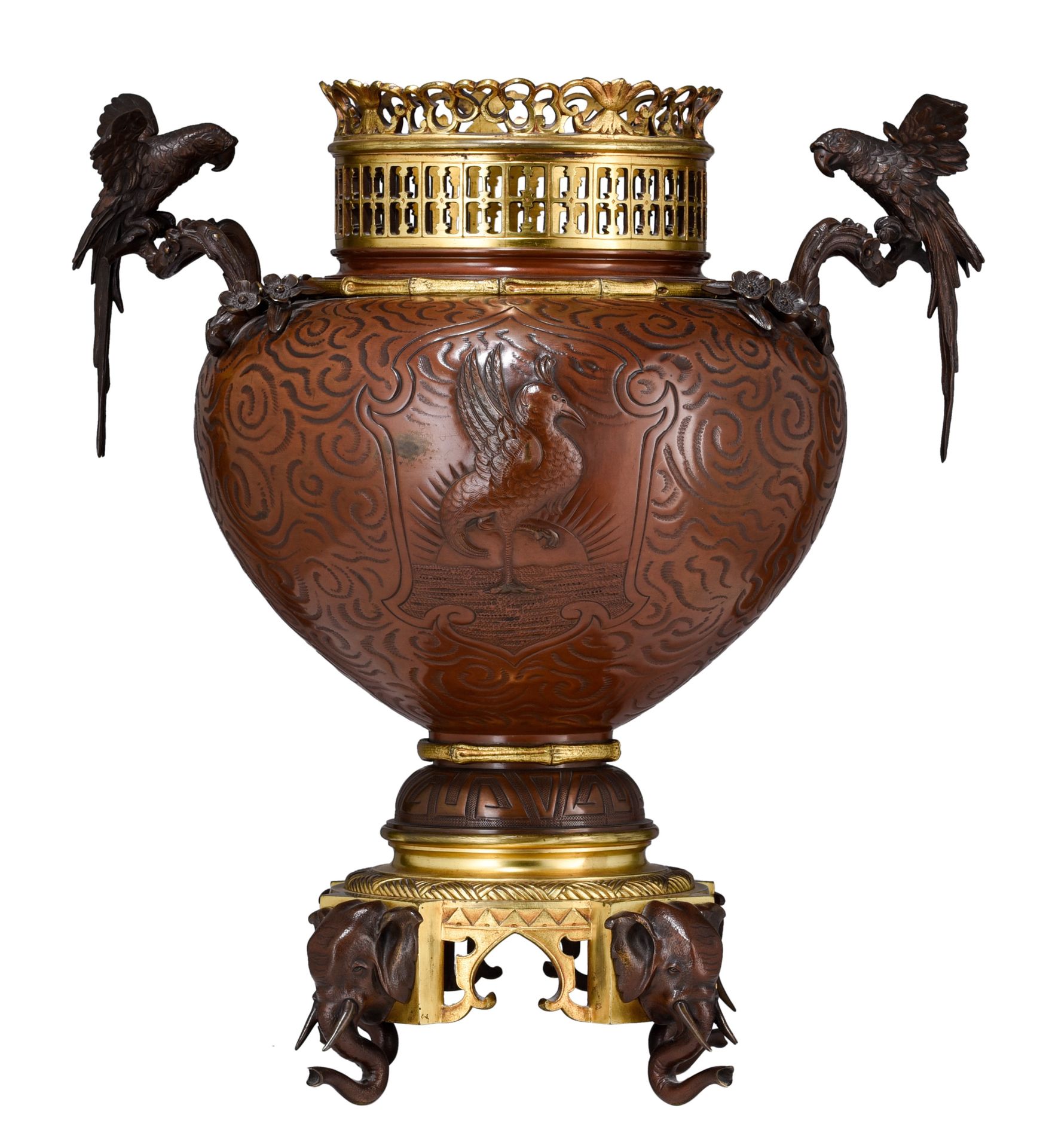 A bronze 'Animal' censer, 19thC, H 55 cm 青铜 "动物 "香炉，19世纪，高55厘米
日本青铜香炉，优雅的瓜形，中心模压&hellip;