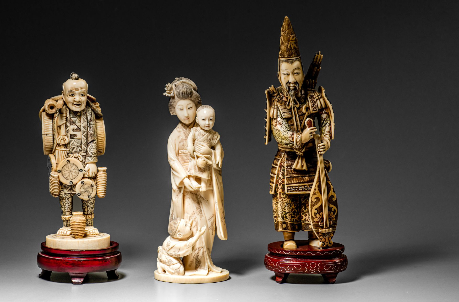 Three various Japanese carved ivory okimono (+) 三件不同的日本象牙雕刻和服(+)
一件武士，红色、绿色和黑色染色&hellip;