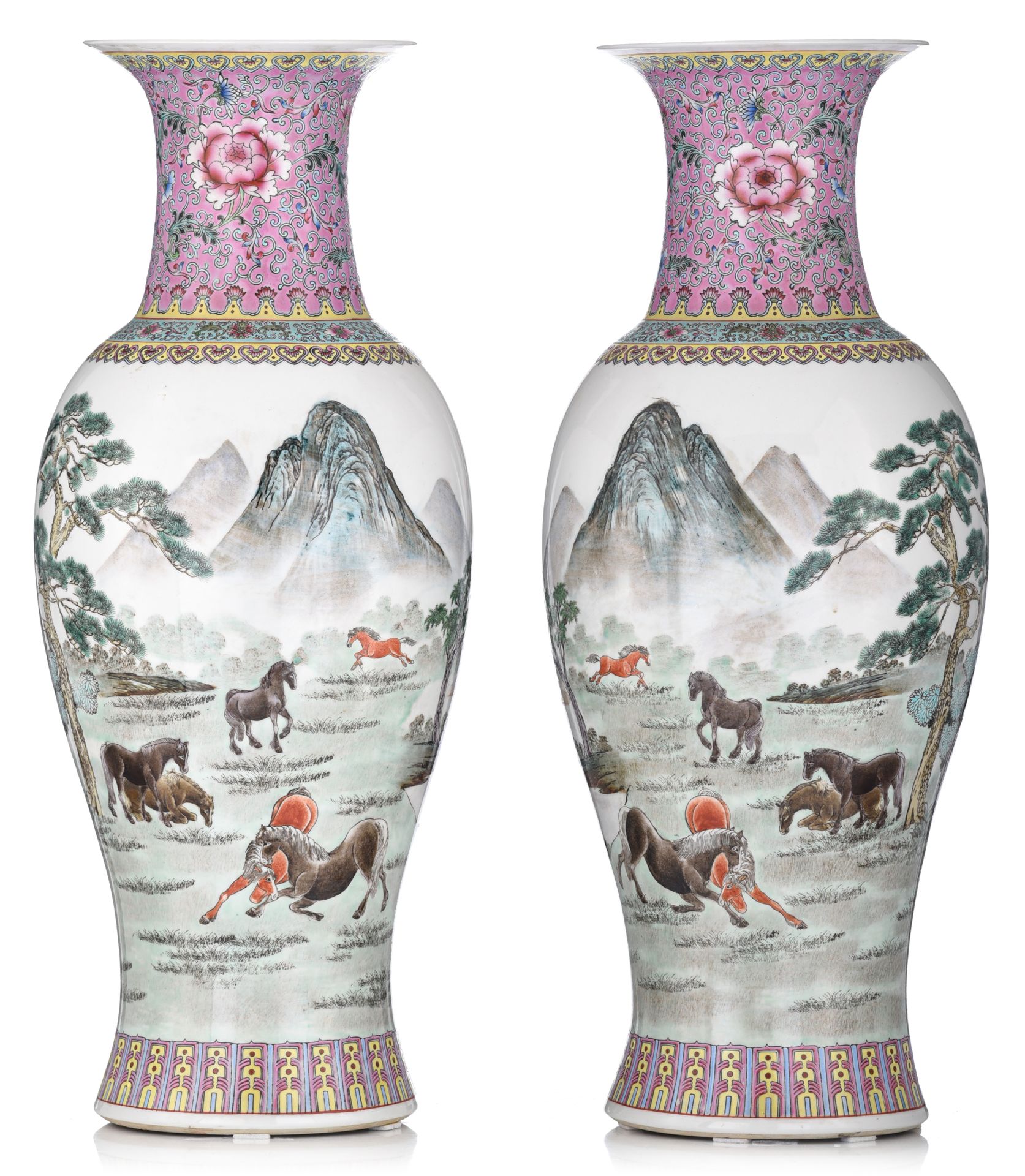 A pair of Chinese famille rose baluster vases, 20thC, H 61 cm Une paire de vases&hellip;