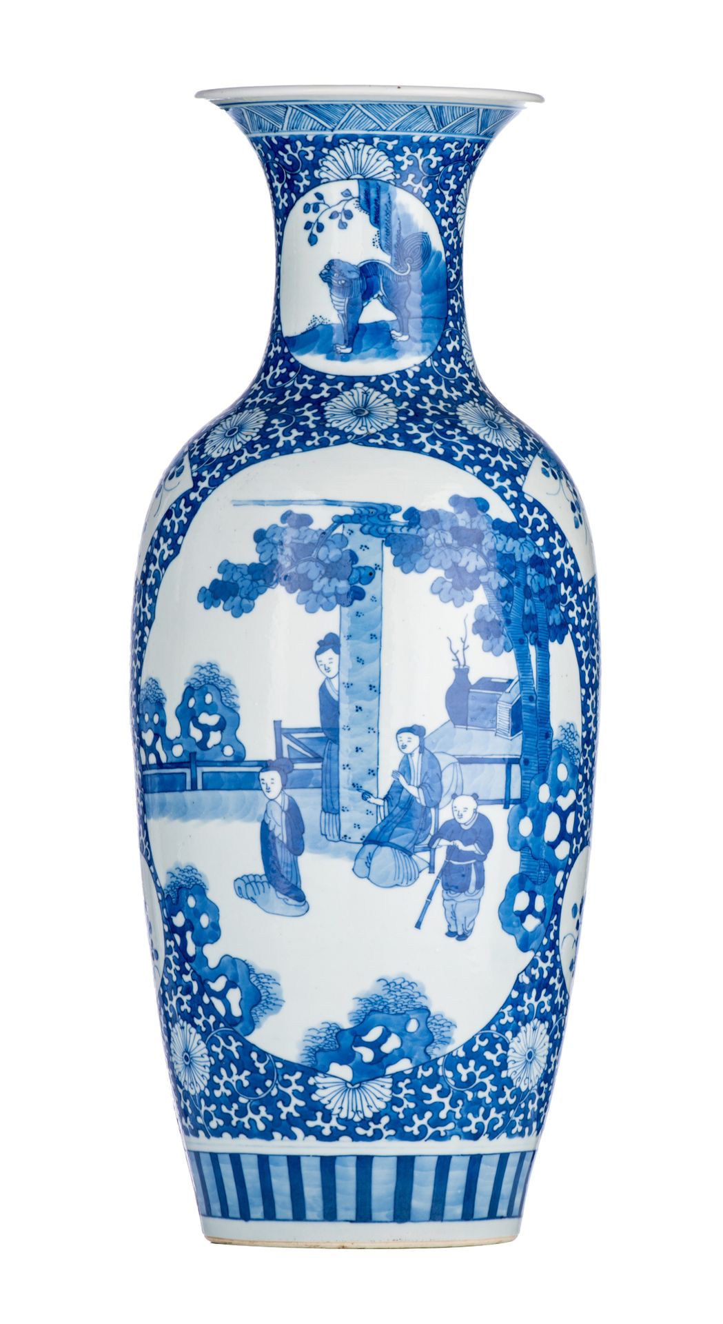 A Chinese blue and white 'Figural' vase, 20thC, H 45,5 cm Vase "Figural" chinois&hellip;