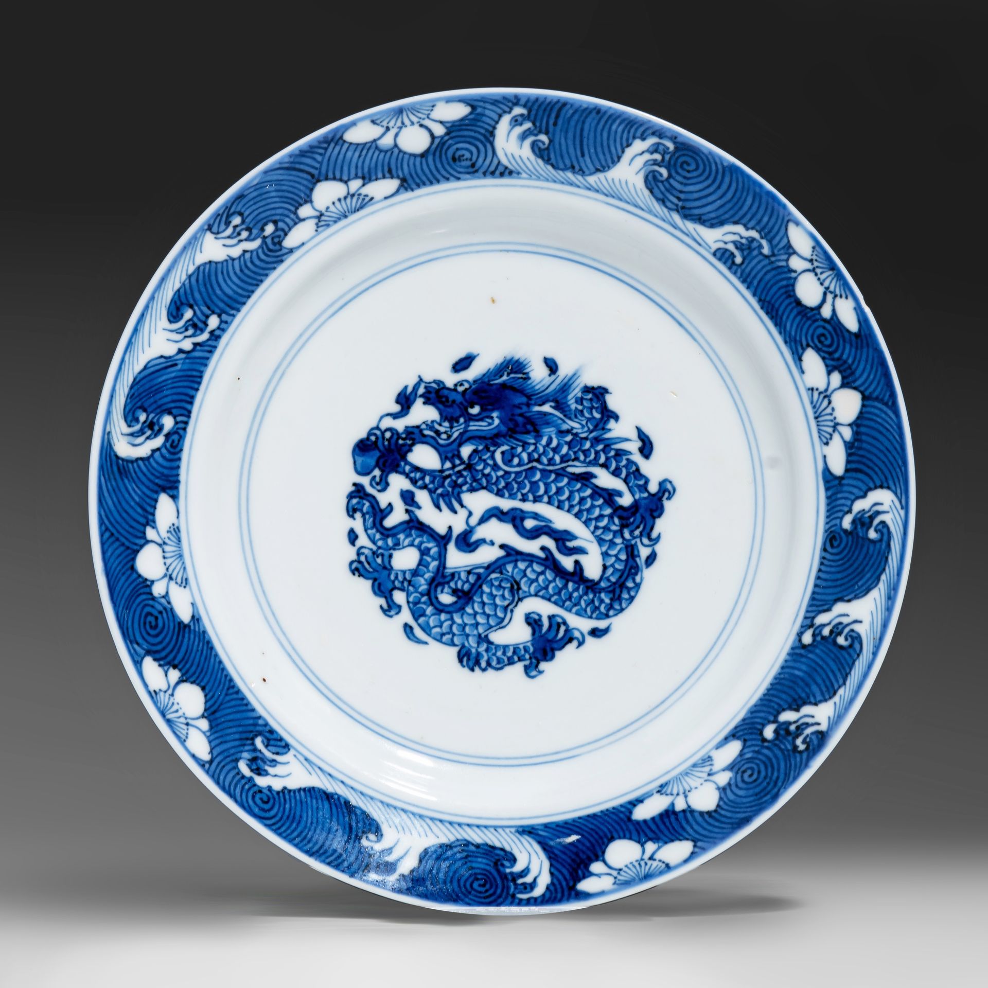 A Chinese blue and white 'Dragon' dish, Kangxi period and symbol mark, ø 16 cm P&hellip;