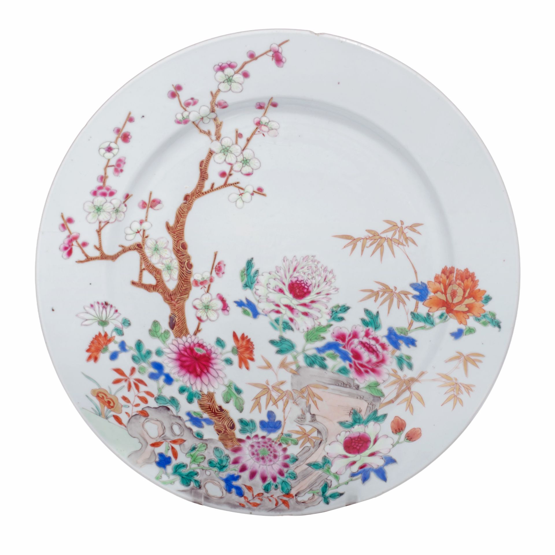 A Chinese famille rose 'Flower garden' charger, 18thC, ø 37,7 cm Chargeur "Jardi&hellip;