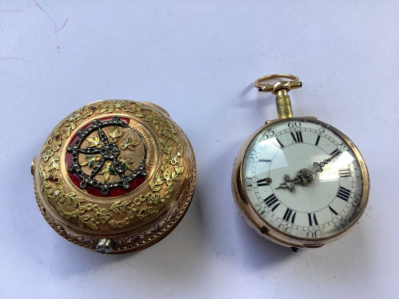 Null Eine Taschenuhr aus 750er Gold und ein Uhrenhalter aus 750er Gold. 
Gesamtg&hellip;
