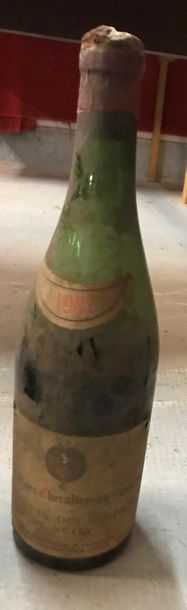 Null Une bouteille VOSNE ROMANEE 1937.
Niveau mi-épaule.