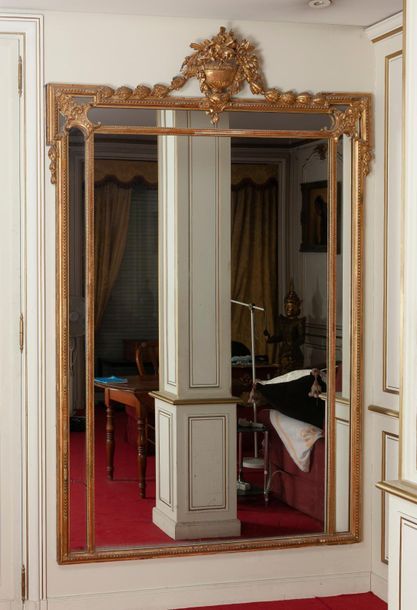 Null Grand miroir à pare closes à décor d'une frise de perles et surmonté d'une &hellip;