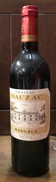 Null Une bouteille CHATEAU DAUZAC 1996.
Niveau parfait.