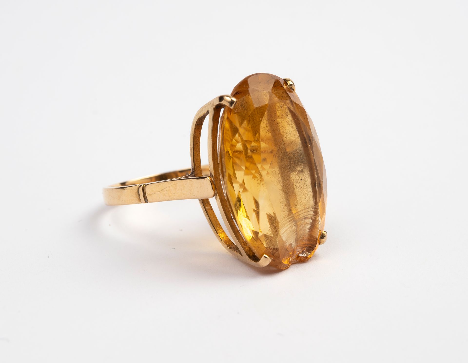 Null 750°/°金戒指，镶嵌有一颗椭圆形的黄宝石，（有缺口和损坏）。

毛重：7.35克。