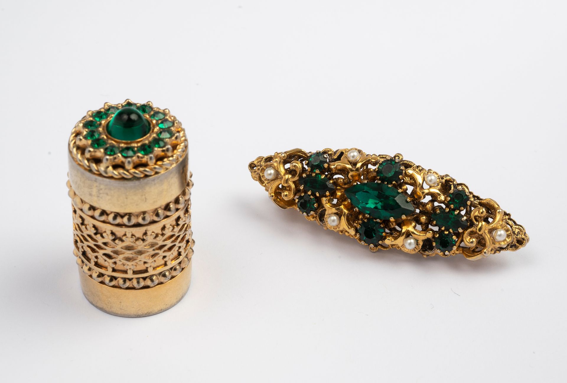 Null A box and a brooch with a foliage pattern enhanced with green stones