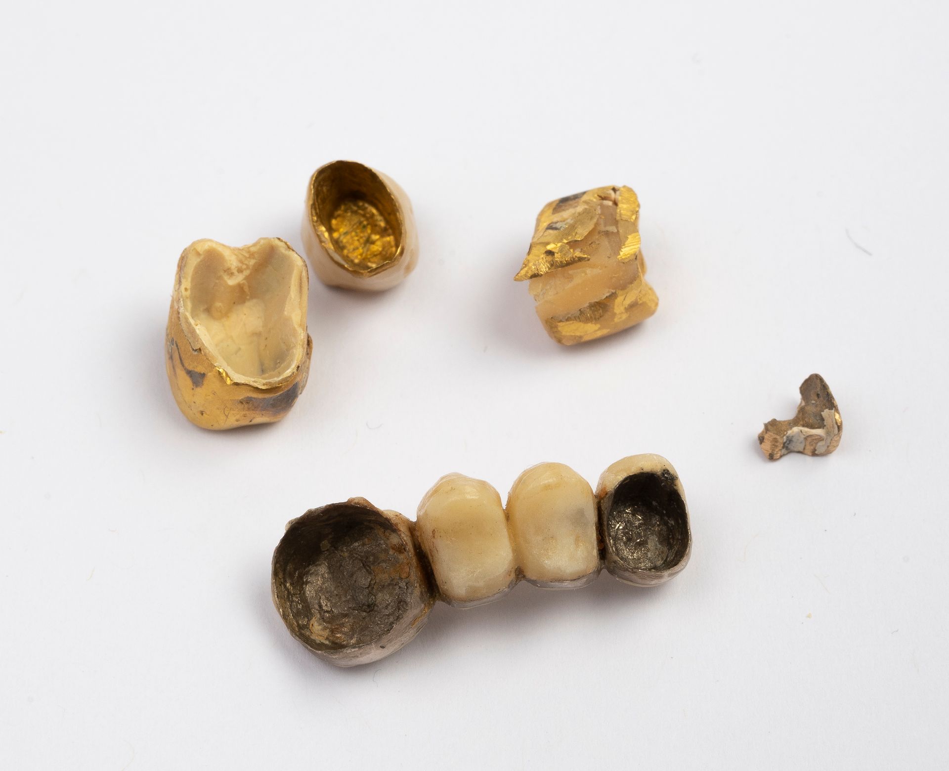 Null Lot of gold debris and amalgams.

Gross weight: 12,28 g.