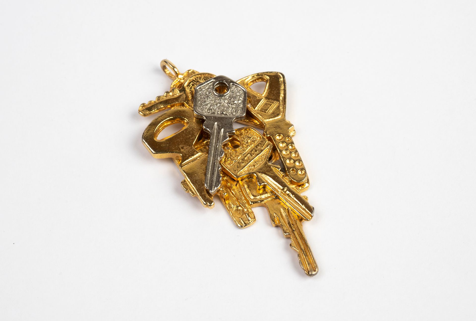 Null Pendentif en métal doré et argent à motif de clefs signé Arman, éditions Fl&hellip;