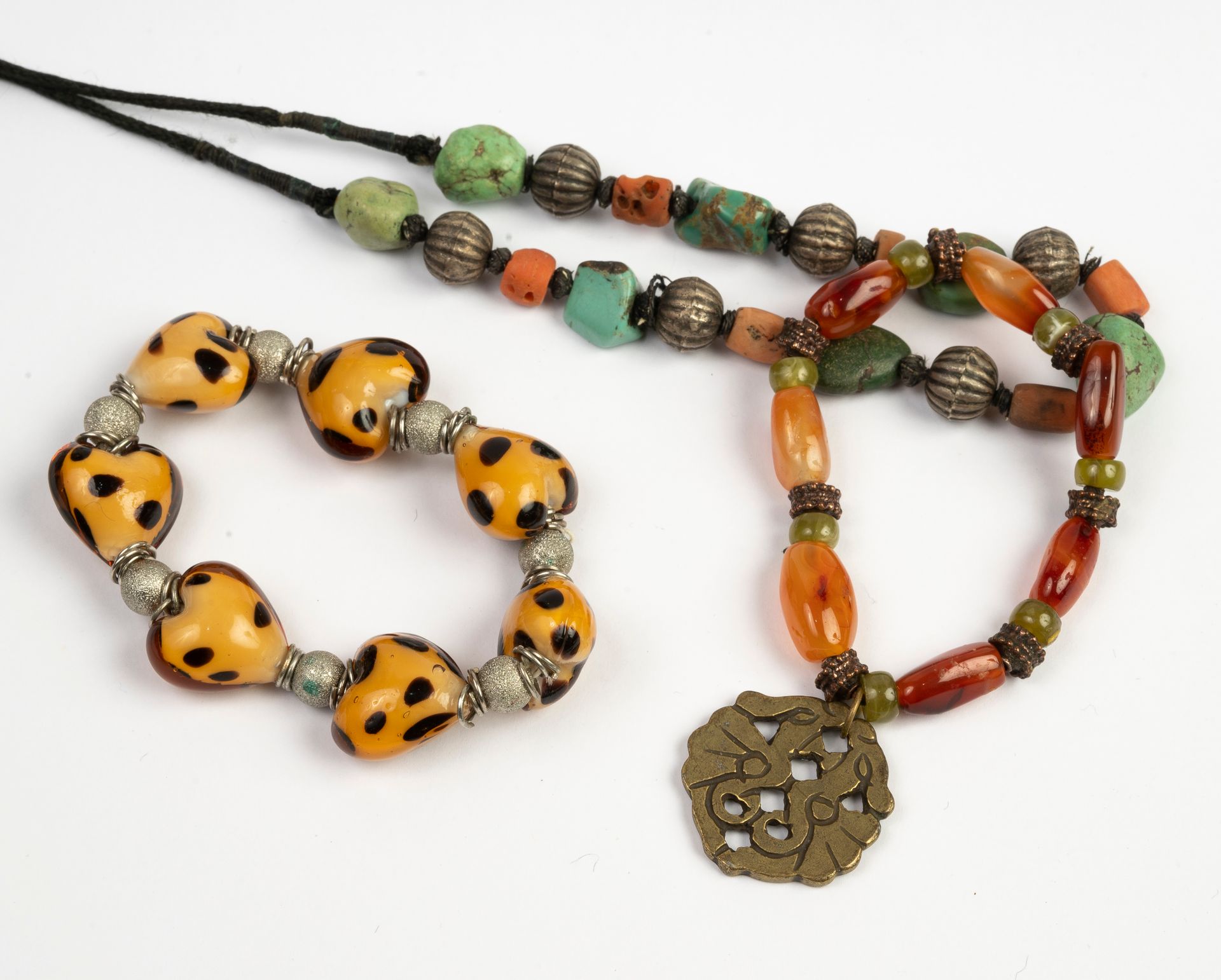 Null 一套服装首饰，包括一条民族项链和两个由装饰石和斑点玻璃制成的弹性手镯。