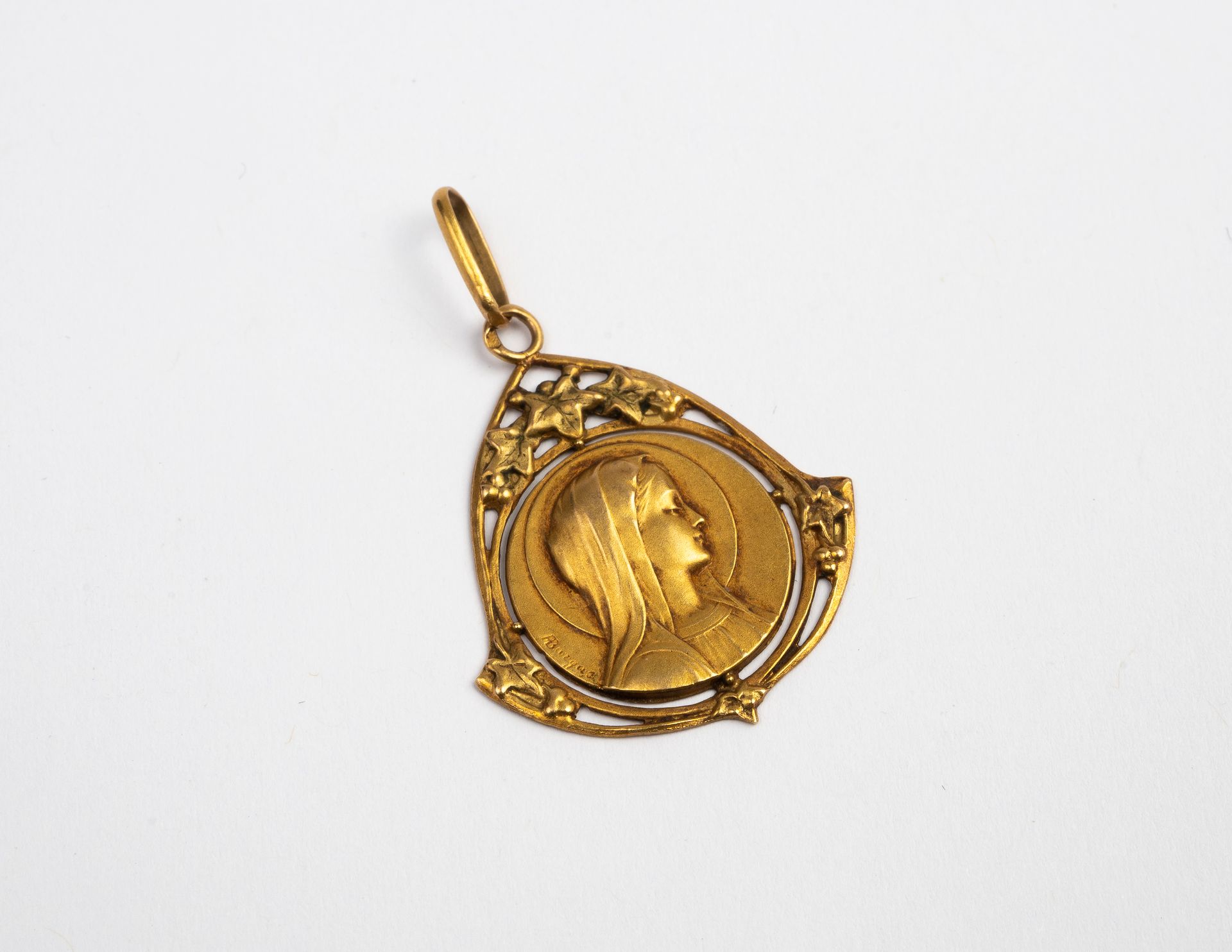 Null Baptism medal in gold 750 °/°°. 

Circa 1930 

Weight : 1,51 g.

(engraved)