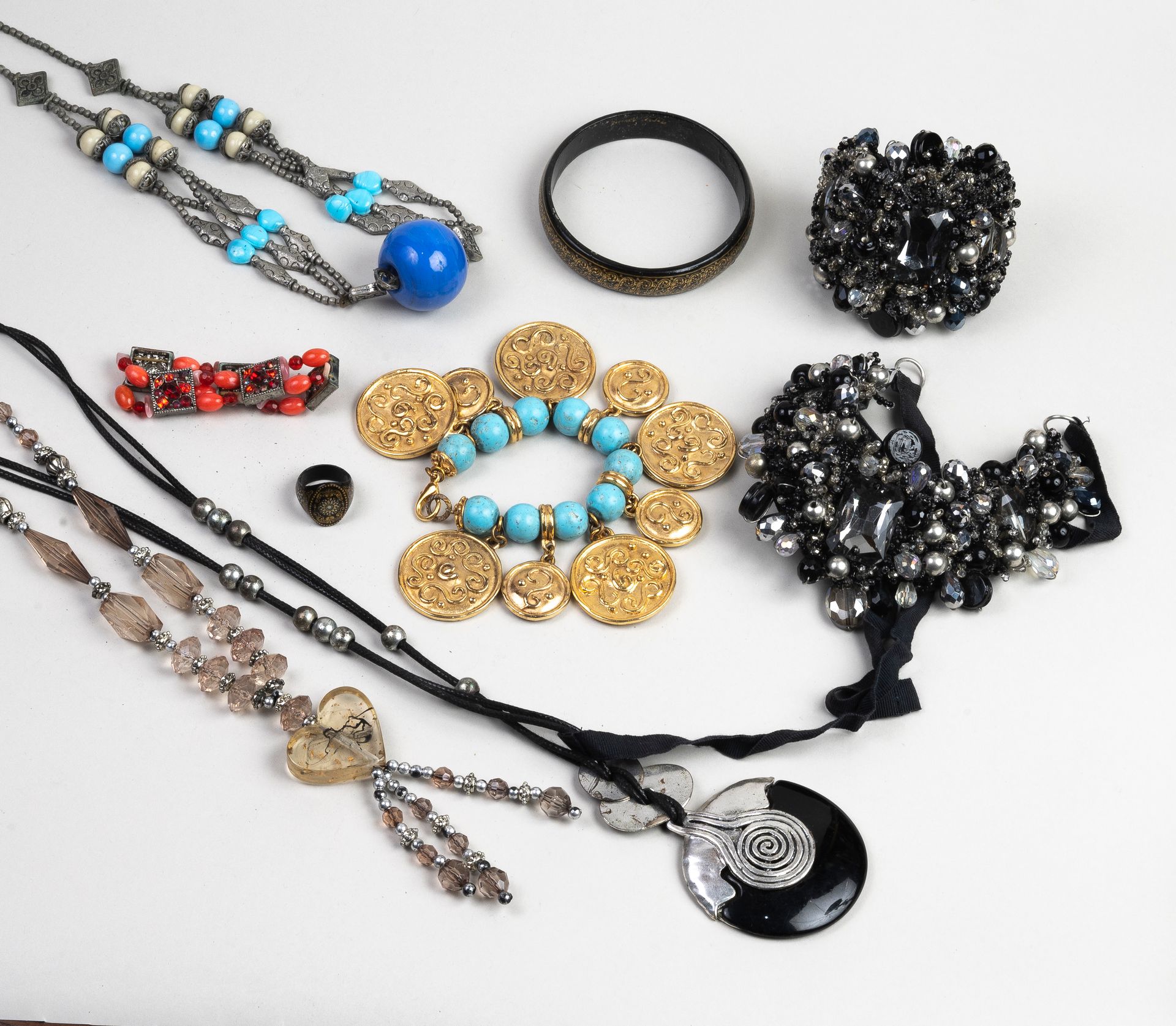 Null Important batch of costume and couture jewellery.