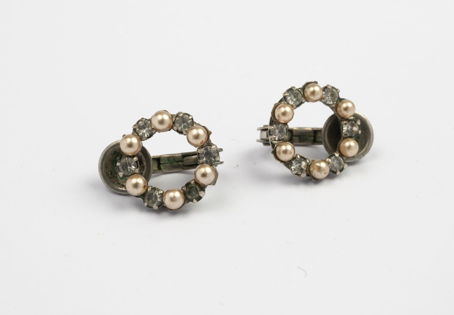 Null 一对镀银金属耳夹，带有花式珍珠和白色宝石。

包括一枚镶嵌有凸圆形装饰石的戒指和一个十字架吊坠。
