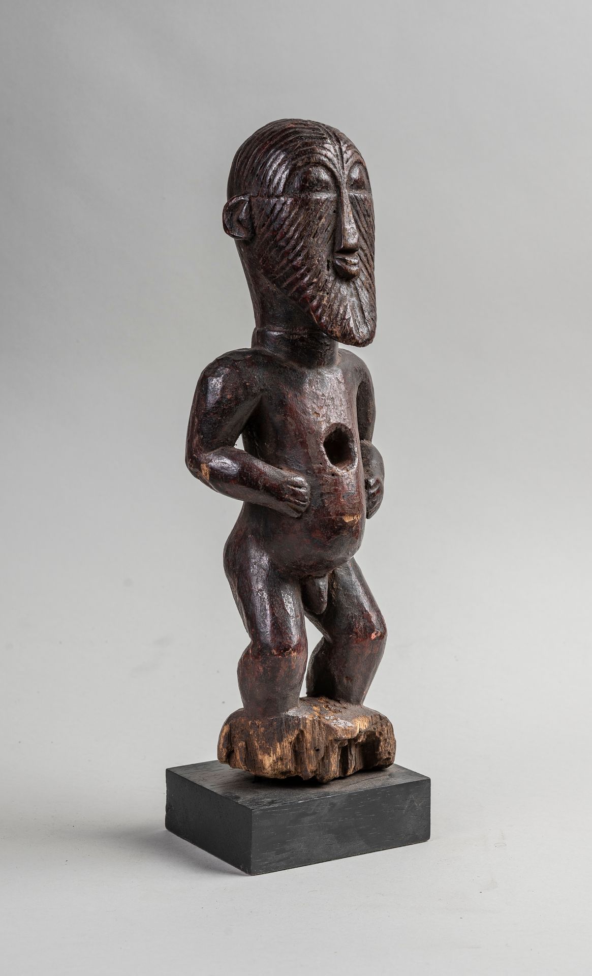 Null 
SONGYE, Statue, die einen Mann darstellt, aus geschnitztem Holz. H. 31 cm.