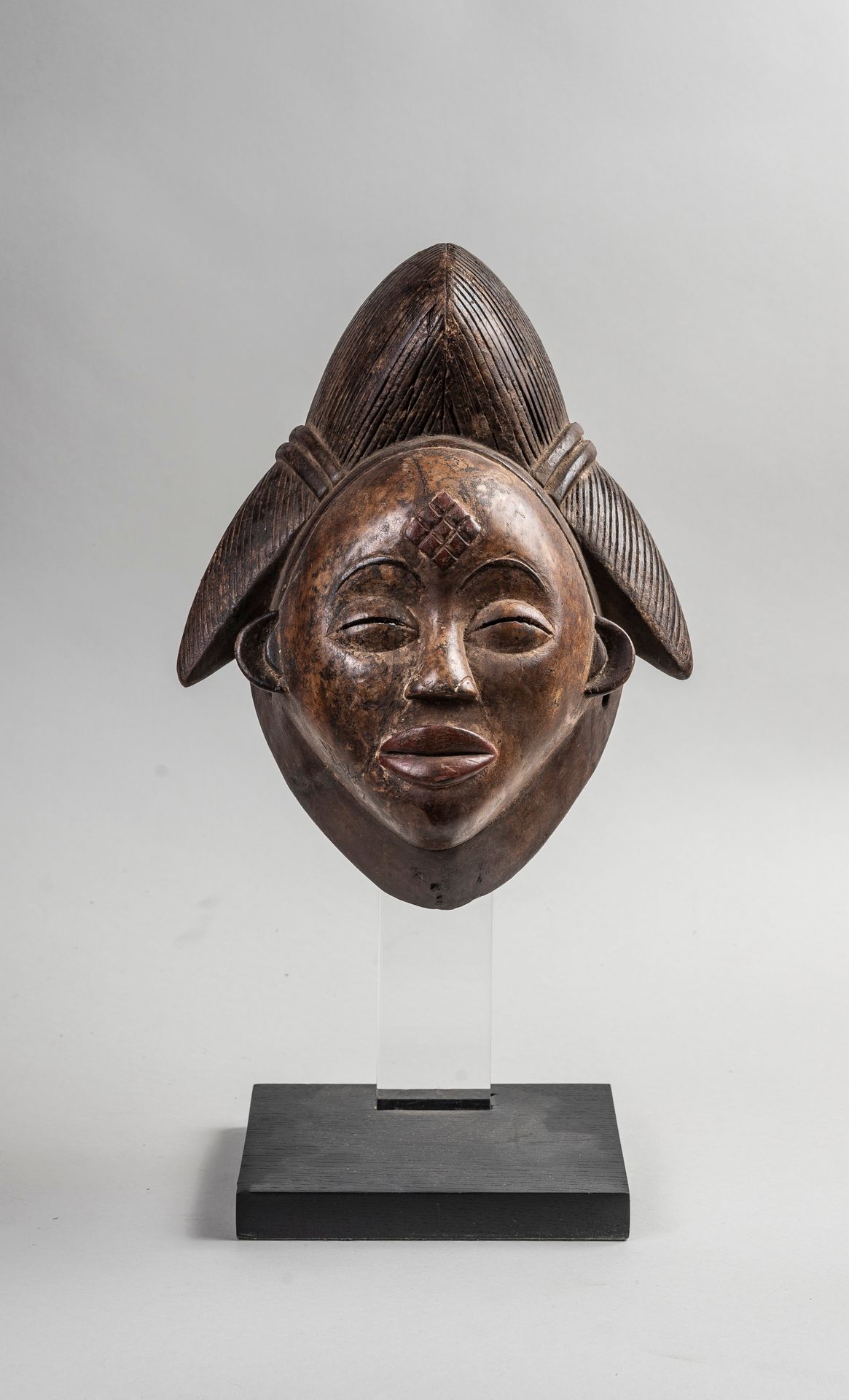 Null 
PUNU-Maske aus geschnitztem Holz. H.33 cm.