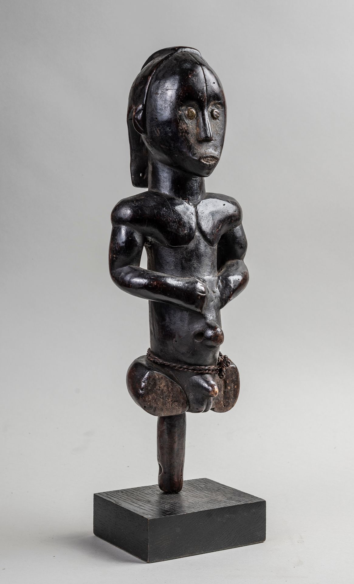 Null 
Statuetta rappresentante un uomo in legno intagliato con patina FANG. H.37&hellip;