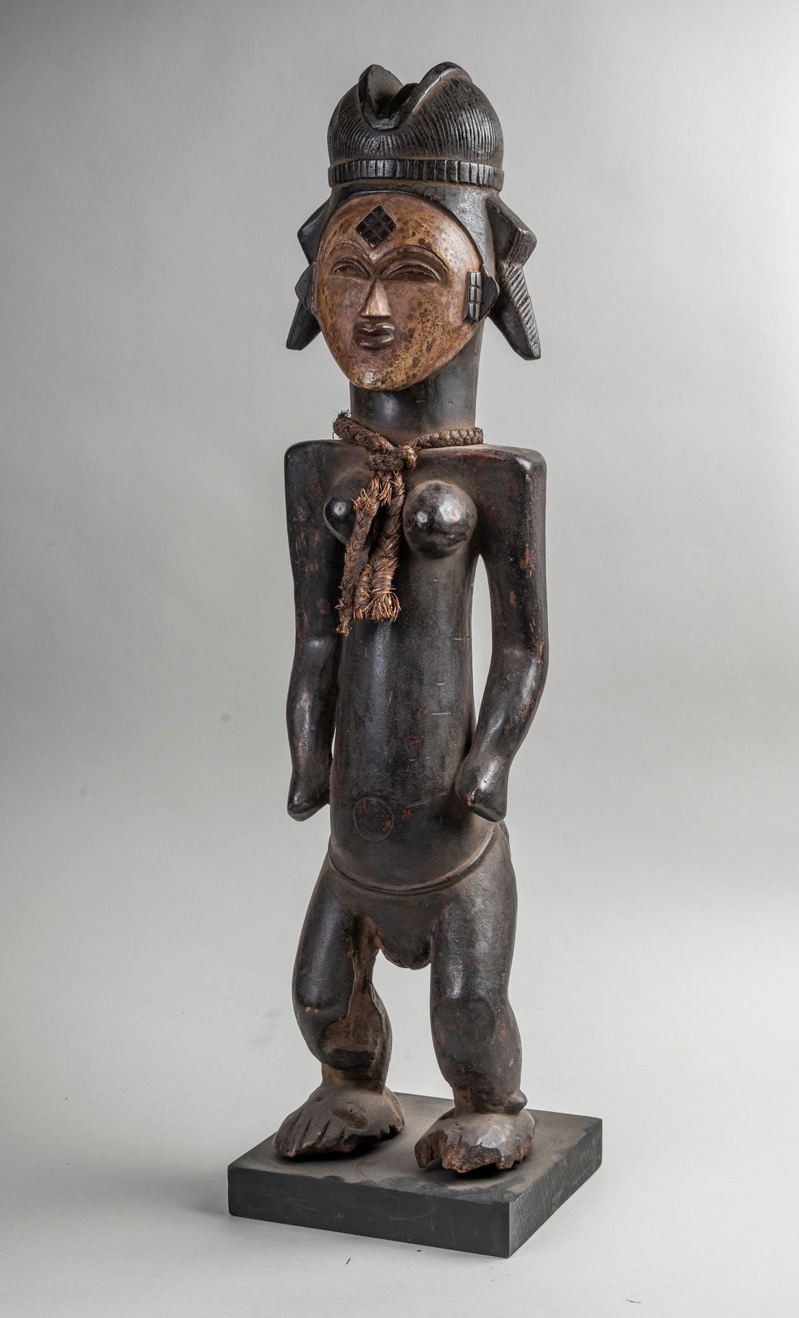 Null 
Estatuilla femenina de madera tallada y patinada




PUNU. Altura 62 cm.