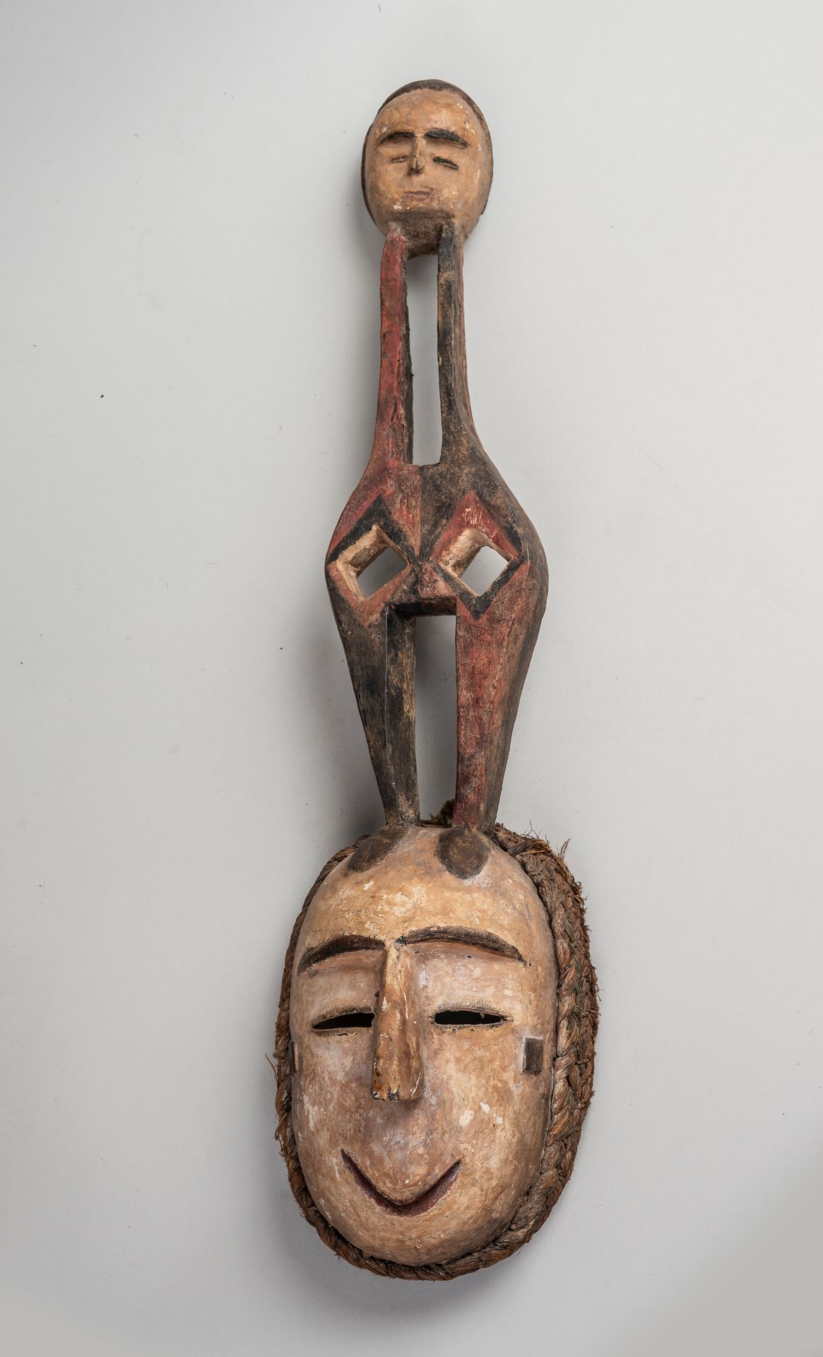 Null 
Igbo-Maske aus mehrfarbig bemaltem Holz, die zwei Gesichter darstellt. H. &hellip;