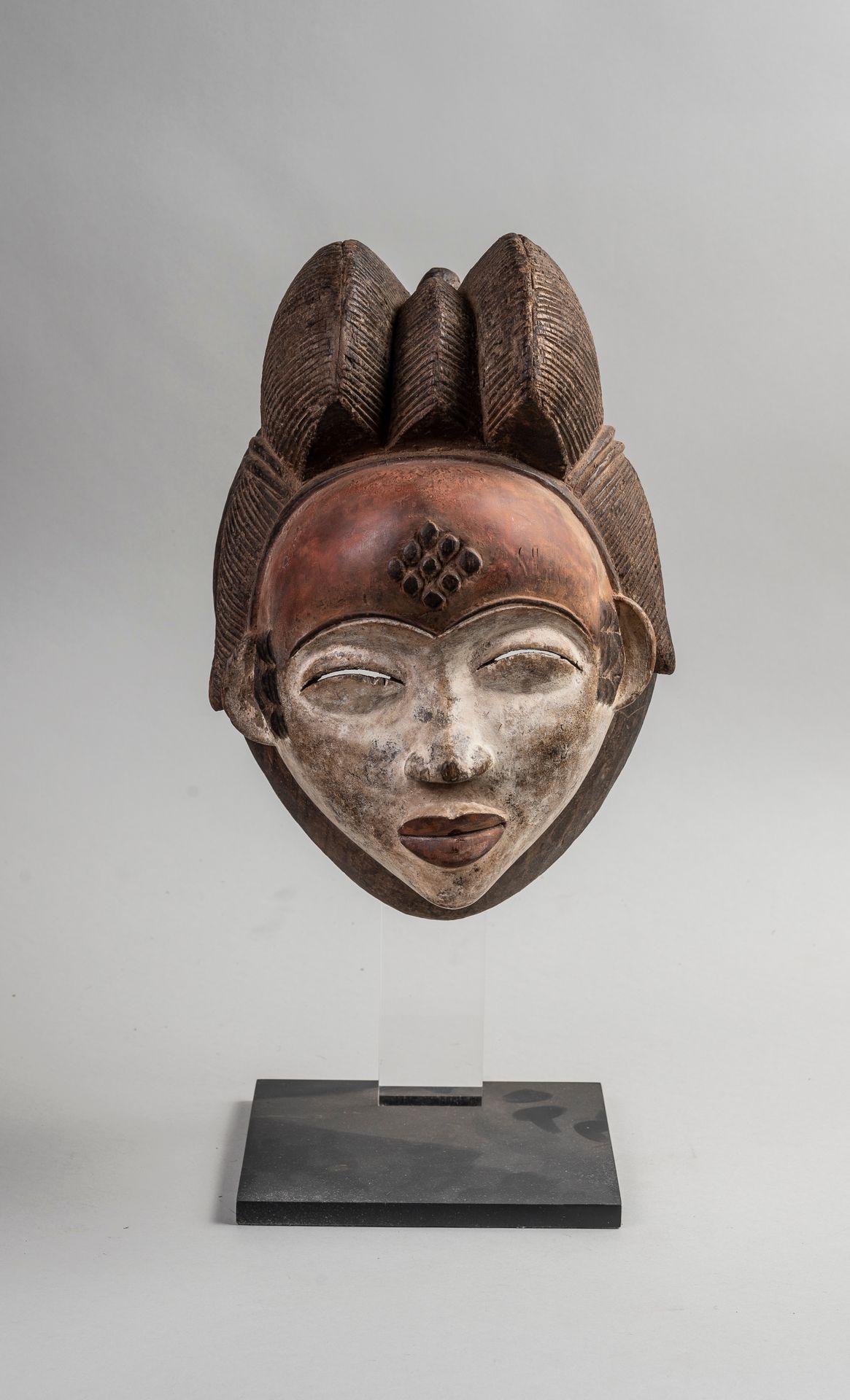 Null 
PUNU mask in polychrome painted wood. Height 28 cm.