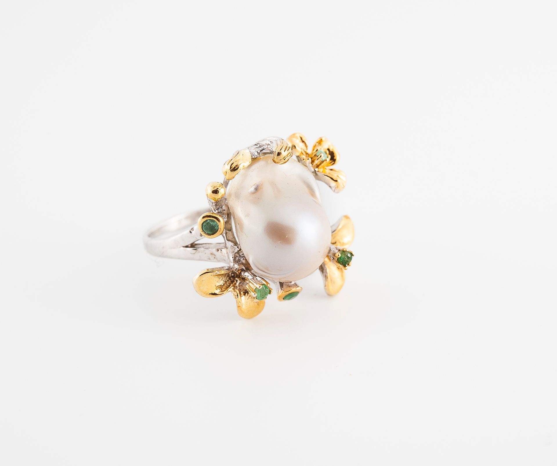 Null 925°银质和vermeil鸡尾酒戒指，镶嵌着一颗巴洛克风格的淡水珍珠，周围环绕着绿宝石。

毛重：9,6克。

TDD 59