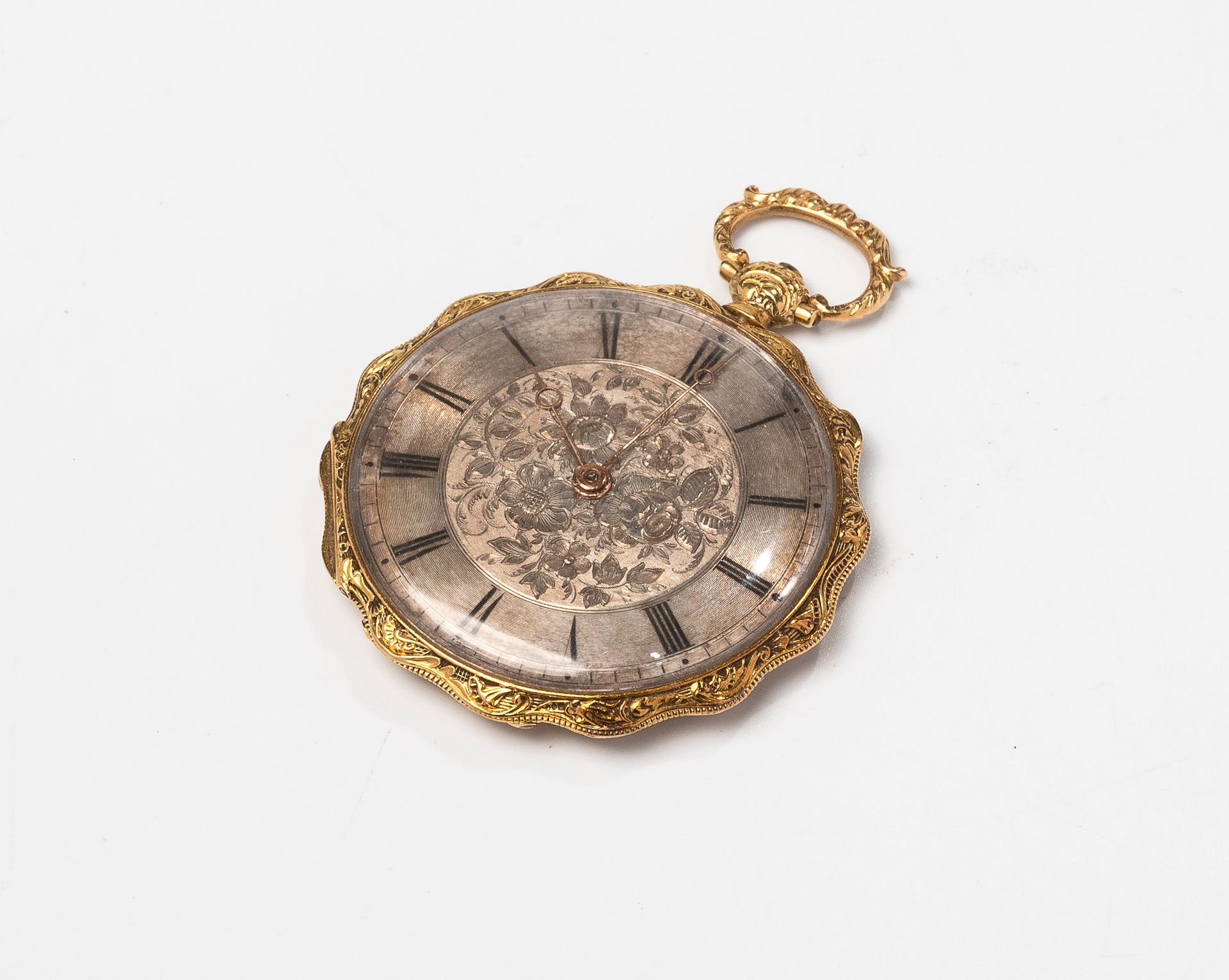 Null 750°/°的金质颈部腕表，表壳上刻有叶子，银色背景上有双注册花束和罗马数字。

19世纪的作品。

在有钥匙的情况下。

毛重：25.98克。