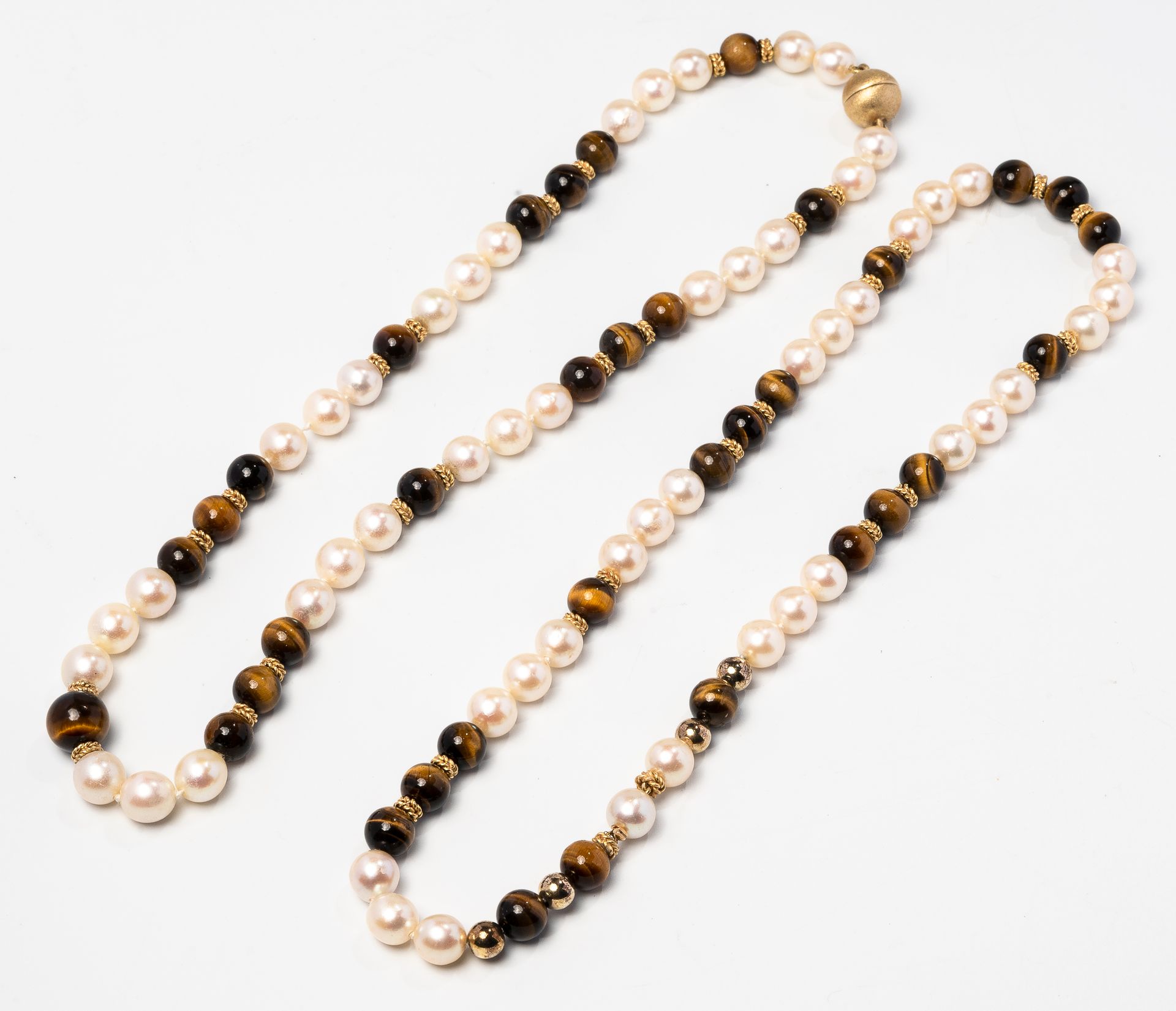 Null Lot of two cultured pearl necklaces alternated with tiger eye pearls, enhan&hellip;