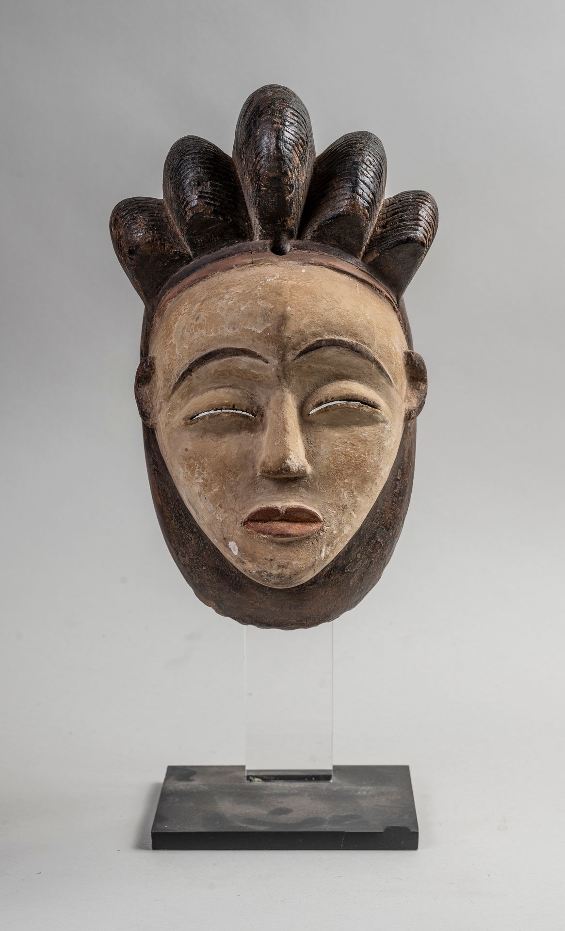 Null 
Polychrome carved wooden mask




PUNU. H 26 cm.