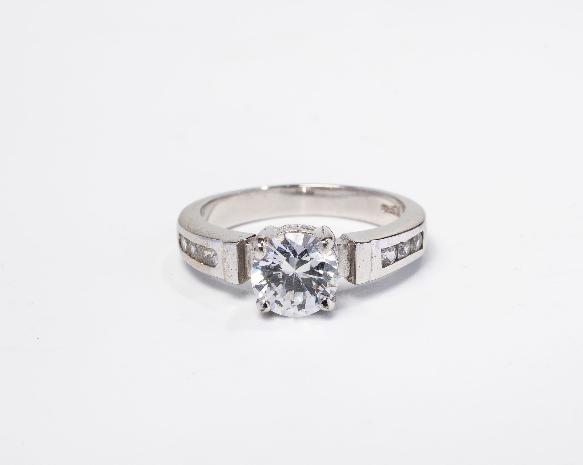 Null 925°/°银质单钻戒指，镶嵌白色宝石。

毛重：3.80克。

TDD. 54.
