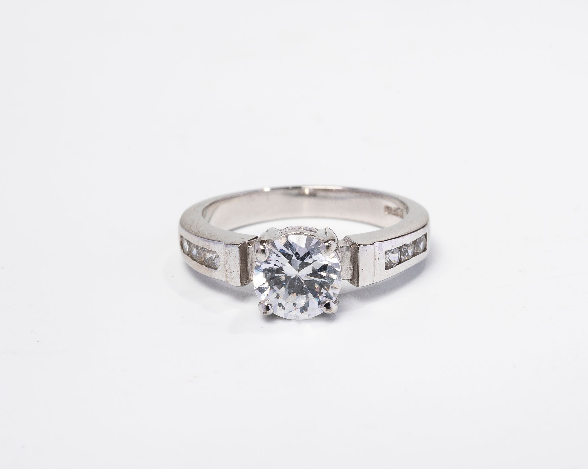 Null Bague solitaire en argent 925°/°° ornée de pierres blanches.

Poids brut : &hellip;