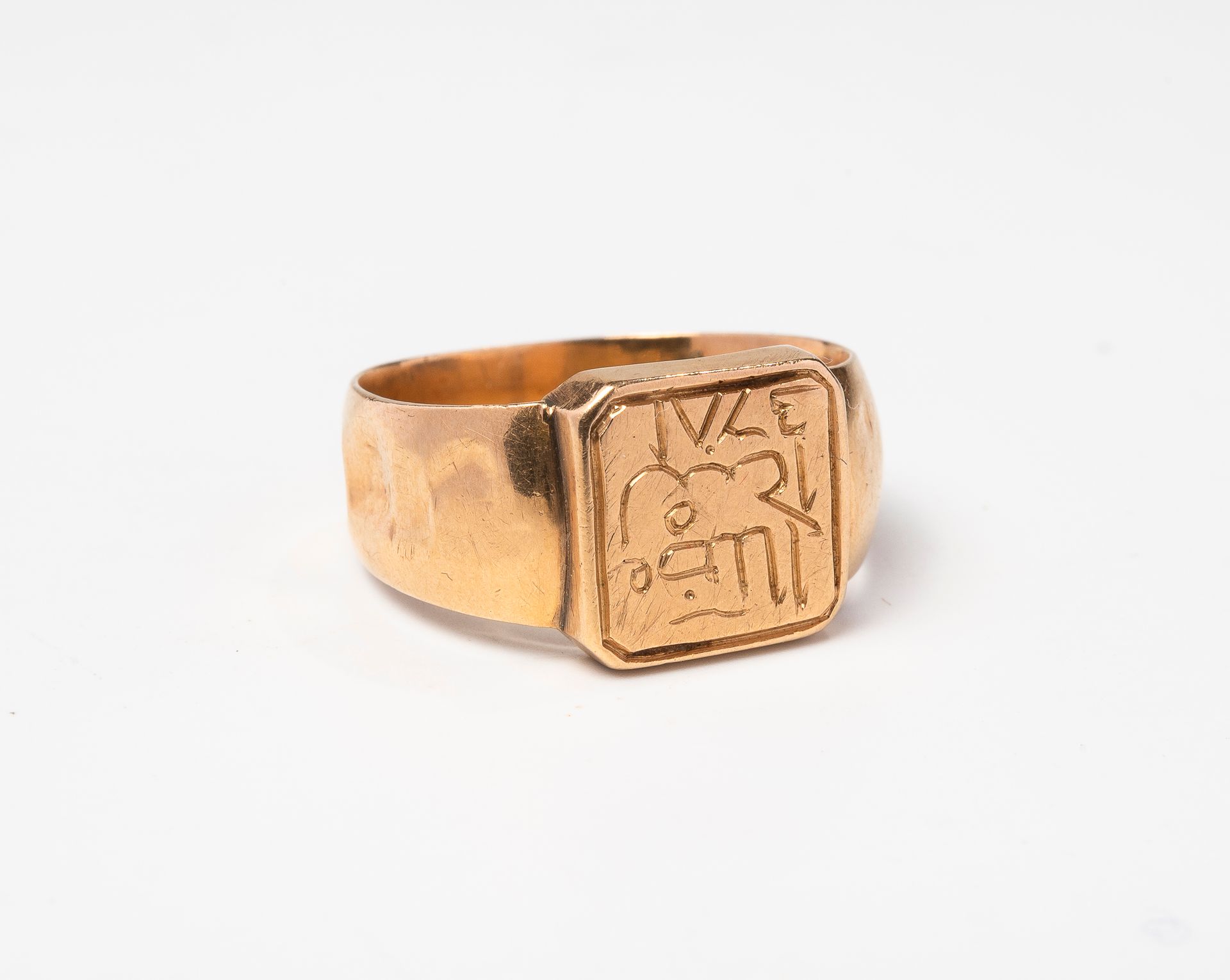Null Gold signet ring 750 °/°° (dented).

Weight : 4,30 g.

TDD. 42.