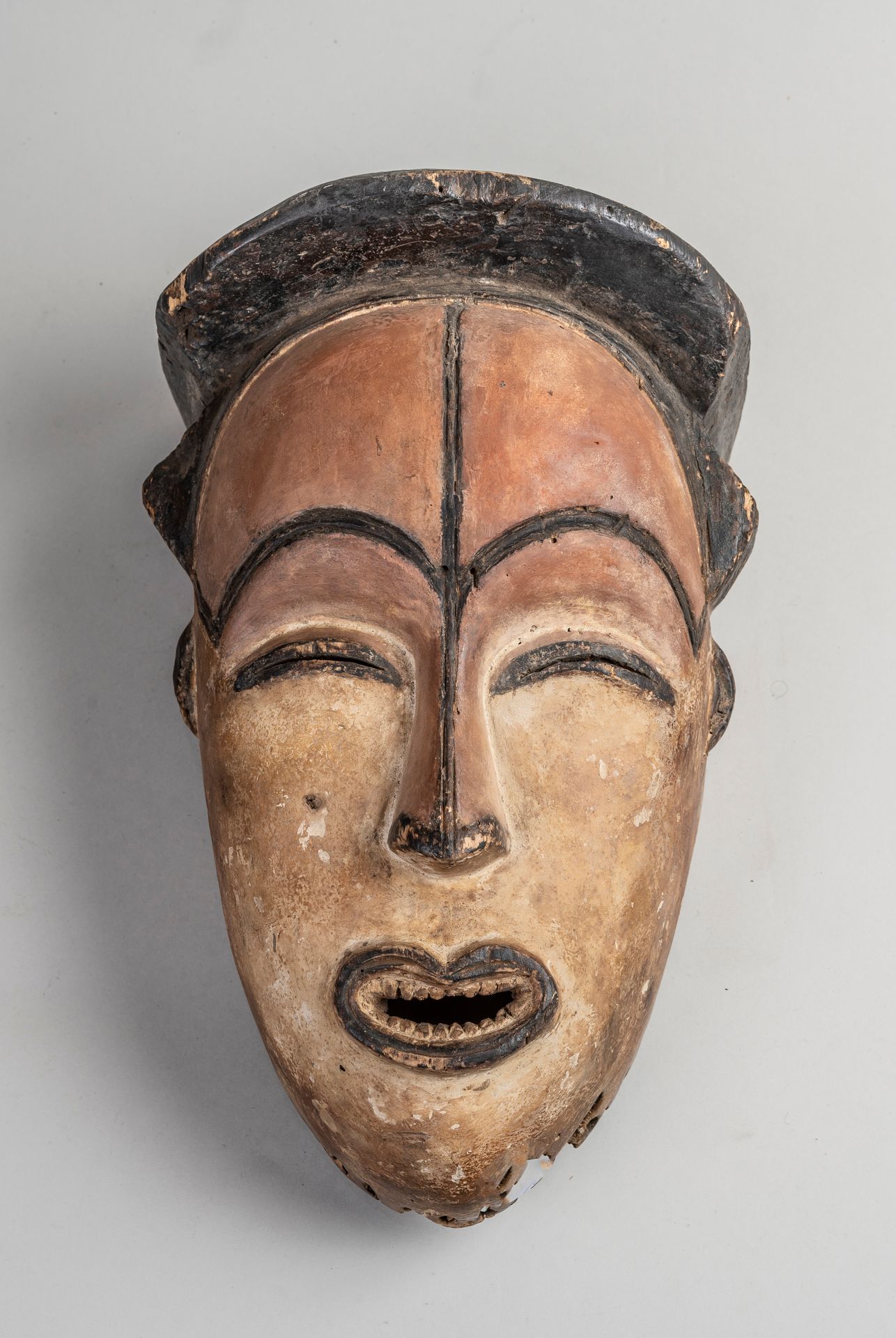 Null 
GABON PUNU Maschera di legno dipinta in policromia. Altezza 33 cm.