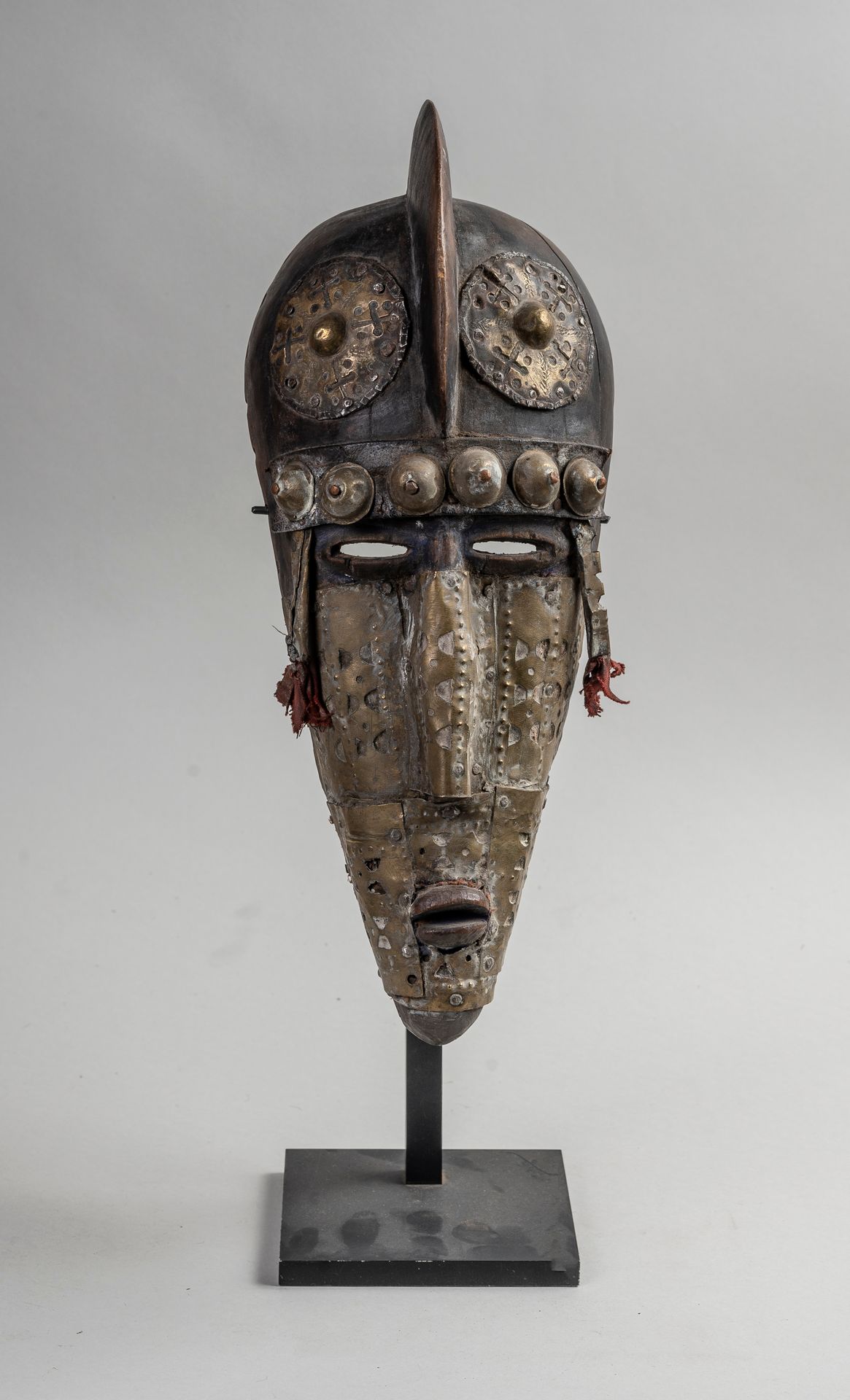 Null 
MARKA, maschera in legno con intarsi in metallo. Altezza 34 cm.