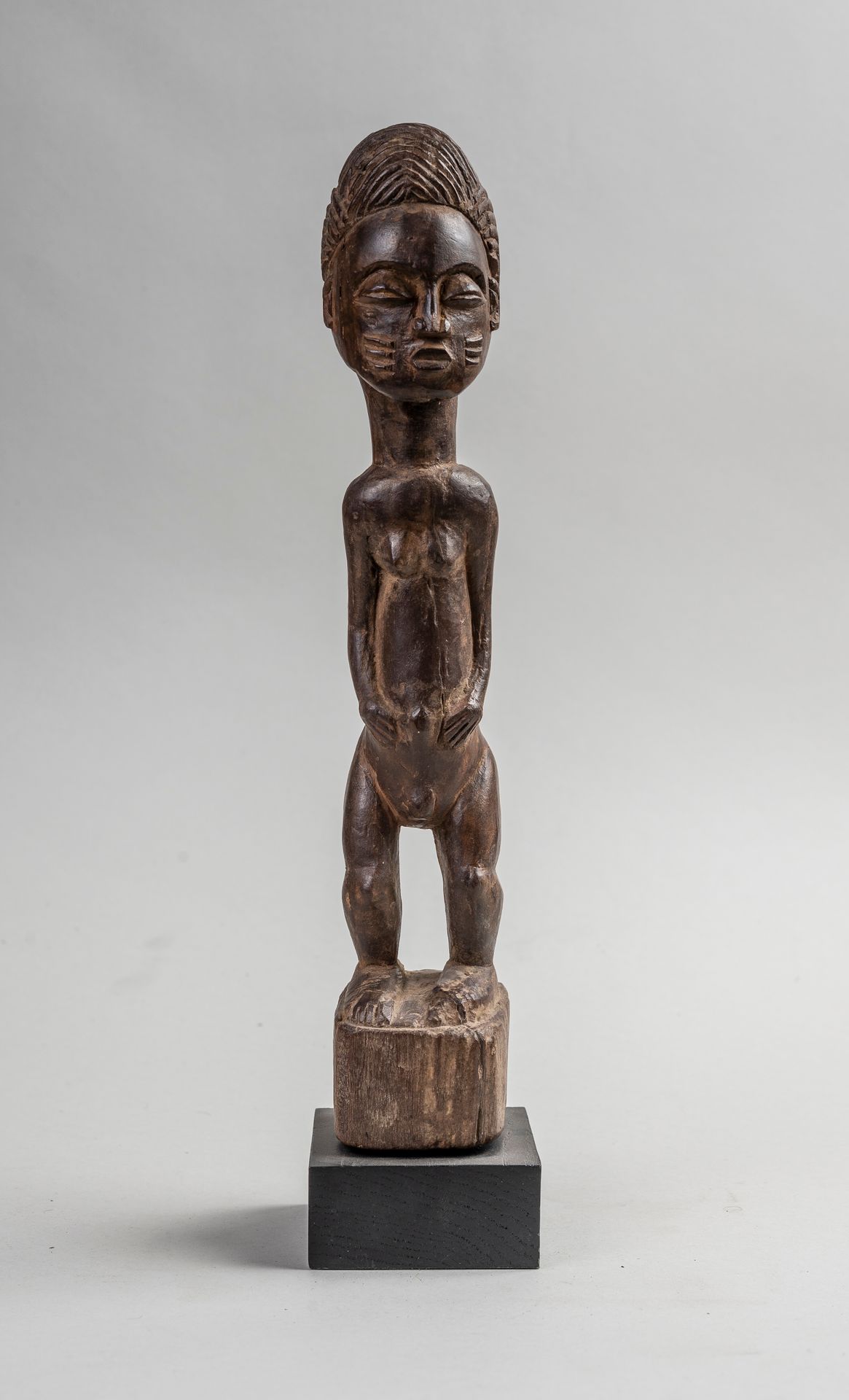 Null 
Statuette BAOULE aus geschnitztem Holz. H. 29 cm.