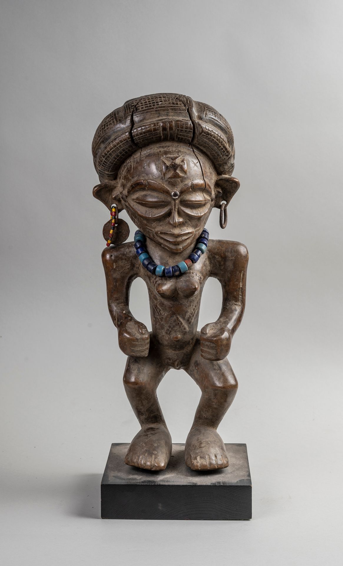 Null 
TSHOKWE, ANGOLA statue figurant une femme portant des bijoux. H. 43 cm.