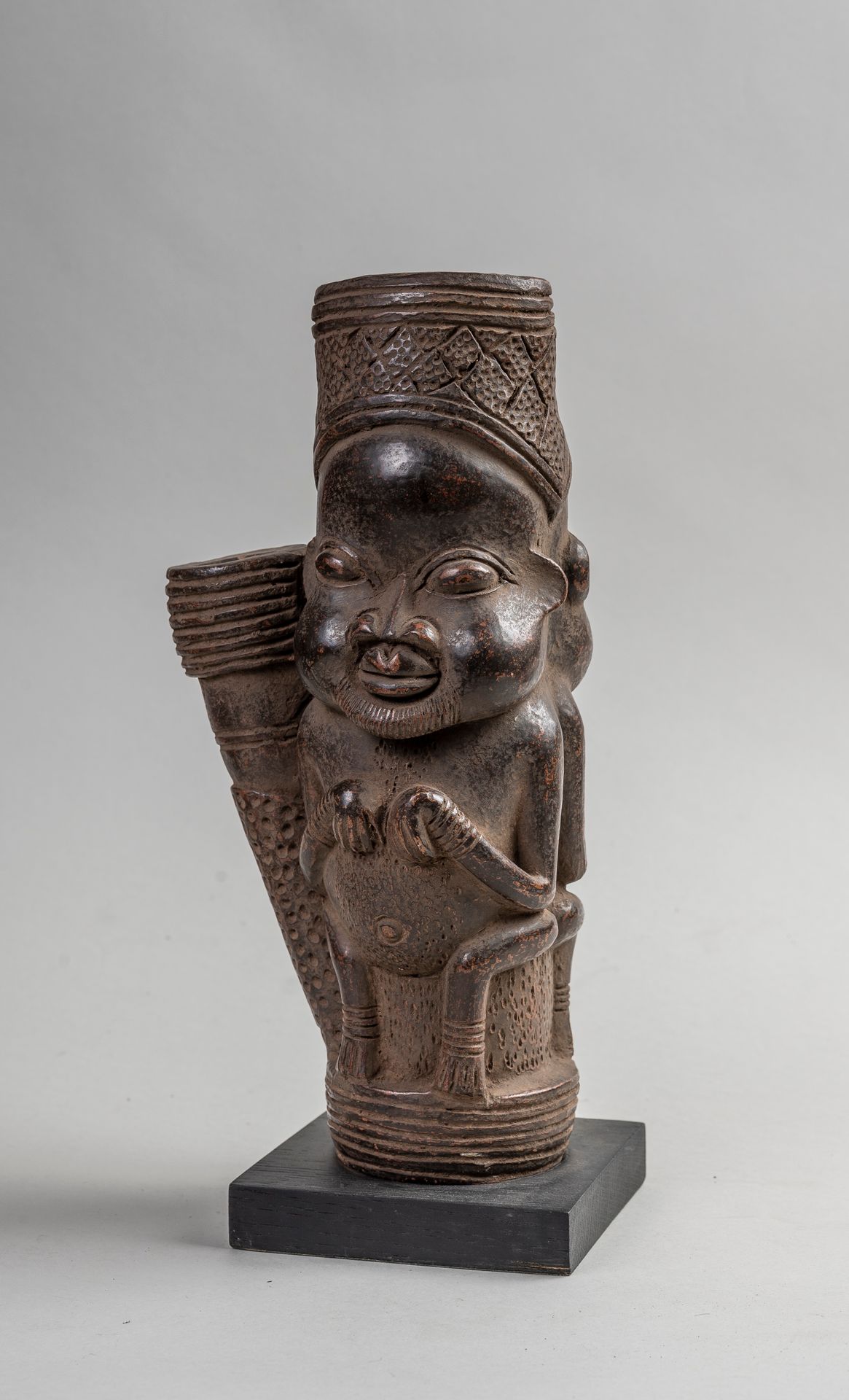 Null 
CAMEROON BANULEKE, pipe with two figures leaning against each other. H 26 &hellip;